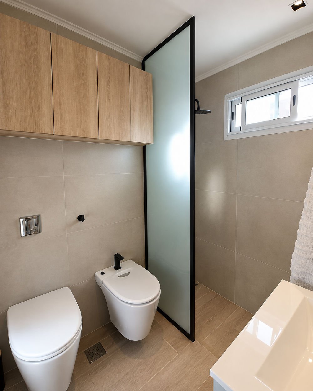 Mueble de baño en madera con mampara de vidrio